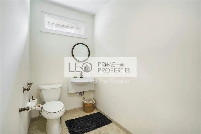 Building Photo - 2262 Meadowvale Dr NE