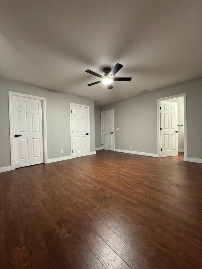 Building Photo - Lovely 2 Bedroom 2.5 Bathroom Townhome loc...