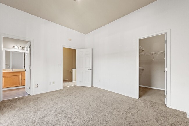 Building Photo - Well-appointed 3-Bedroom Townhome Near Downtown Kenmore & Bothell