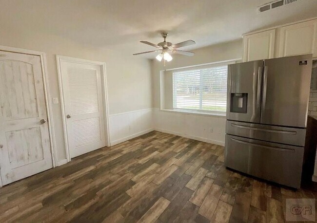 Building Photo - 443 Bayou View Dr