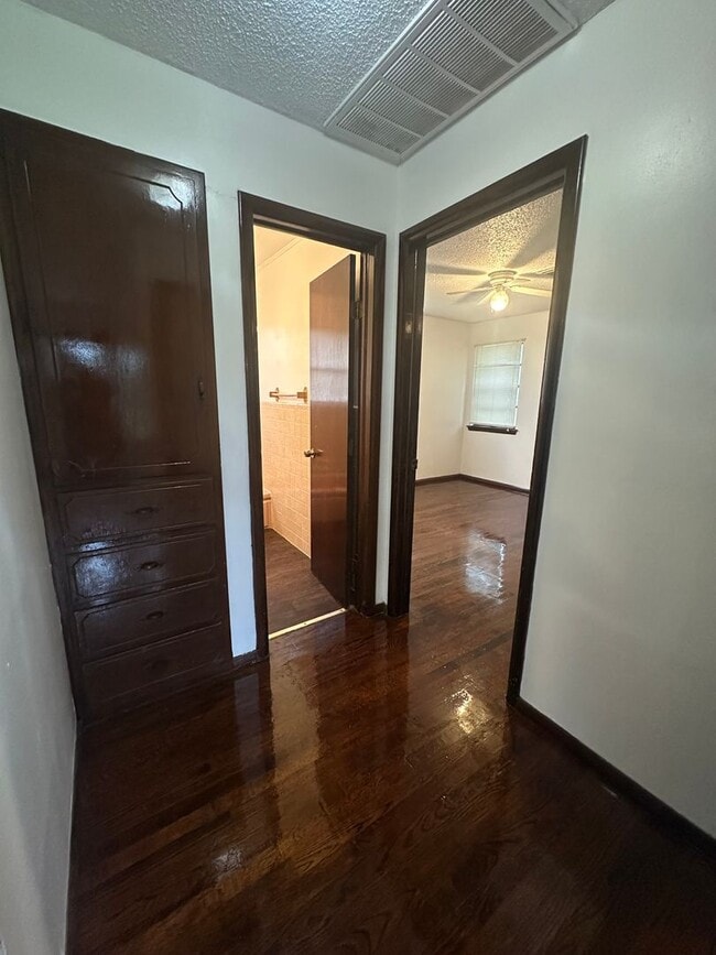 Building Photo - 4 Bed, 2 Bath, 2 dInng, 2 Living