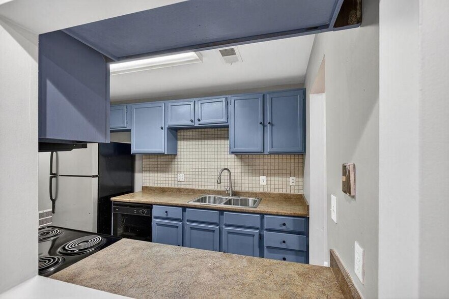 Building Photo - 3575 Oakvale Rd