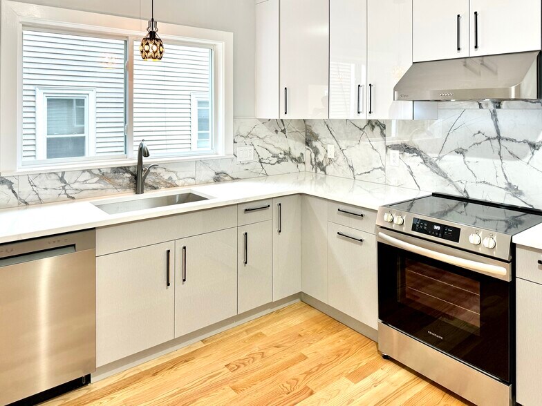 Building Photo - 190 Hillside St