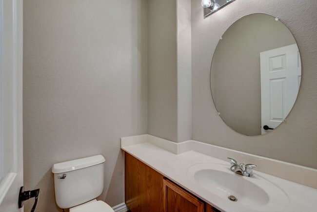 Building Photo - Gorgeous Three Bedroom in the Northwest!