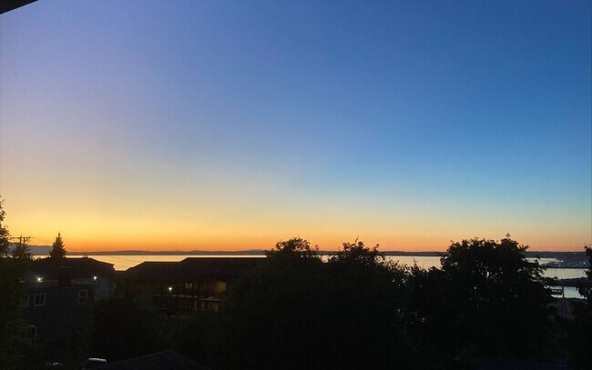 Building Photo - 2 & 4 Bedroom Apartments with Classic Charm & Bay View