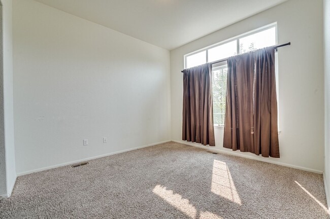 Building Photo - Beautiful 4 bed 3.5 Bath House in NE Fort Collins!