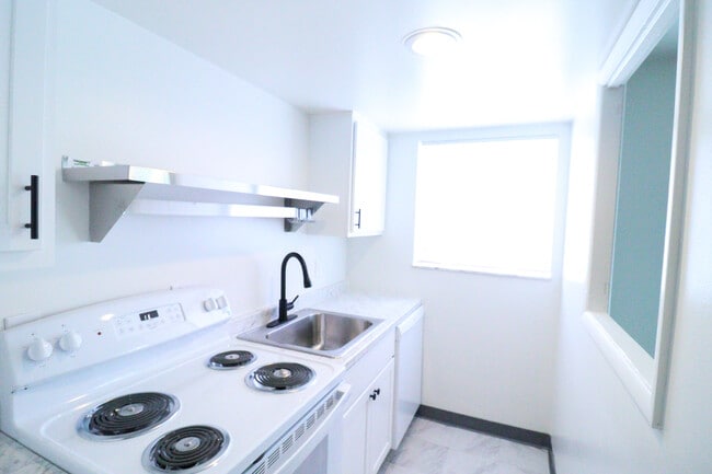 Building Photo - 2323 Beechmont Ave