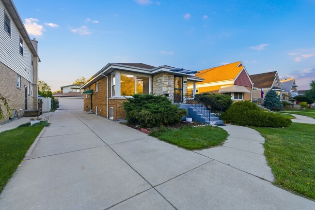 Building Photo - 4656 N Narragansett Ave