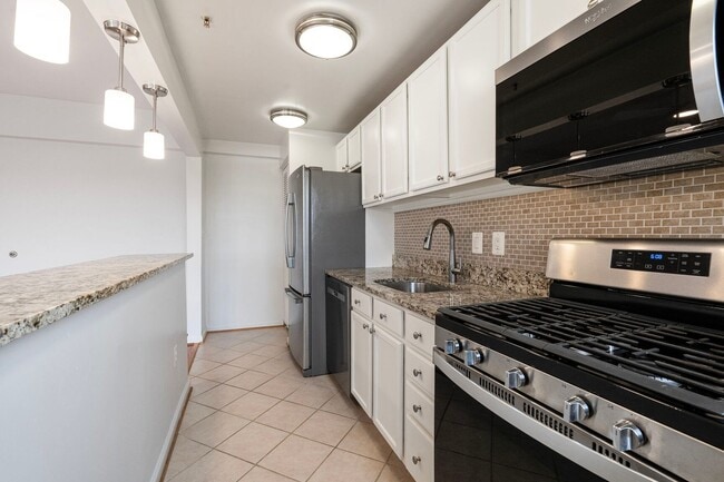 Building Photo - Available Now! Recently Updated, Spacious ...