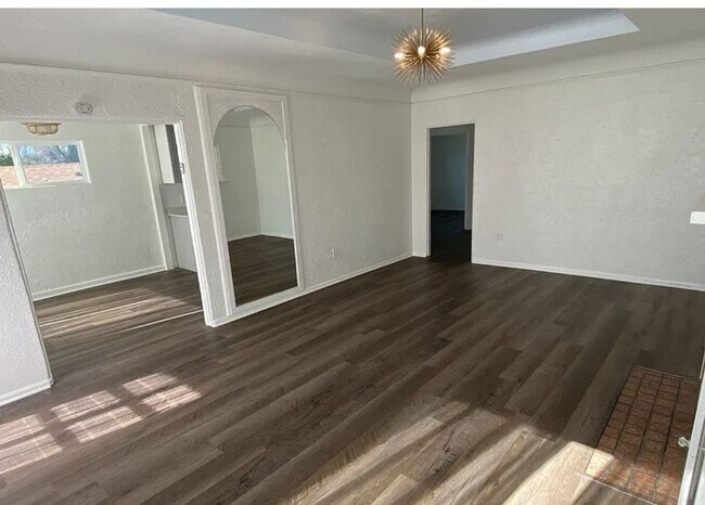 Building Photo - Charming 2 Bed, 1 Bath Home with Modern Up...