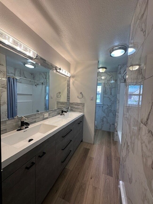 Building Photo - Newly Remodeled 3 Bedroom / 2 Bathroom in NE Madras