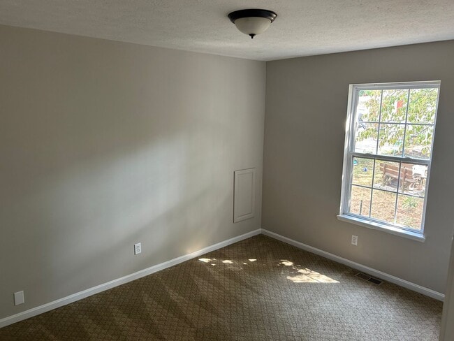 Building Photo - 3 bedroom 1 bath house for rent