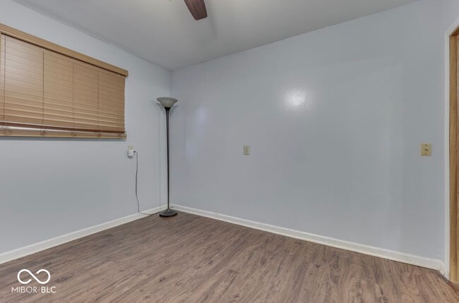 Building Photo - 3935 Mistletoe Dr