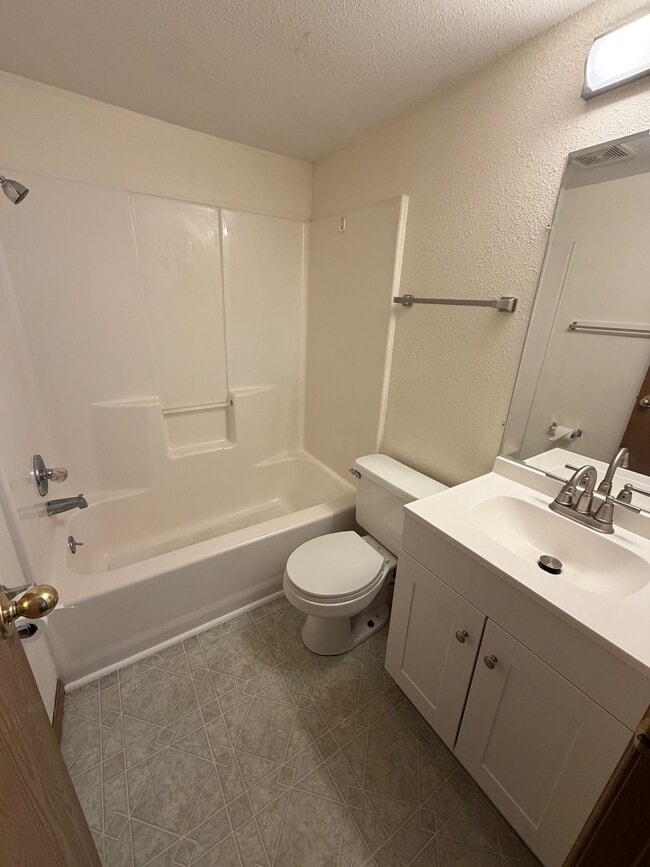 Building Photo - 614 1/2 Broad St