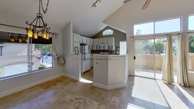 Building Photo - Beautiful 2 Bd 2 Ba Condo at Silvertide Bear Brand