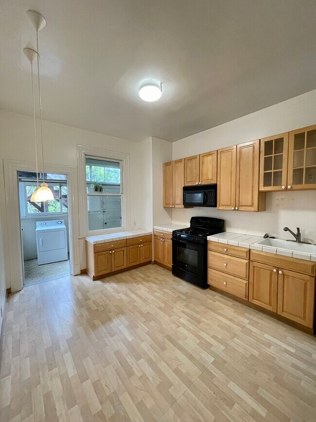 Building Photo - 142 27th St