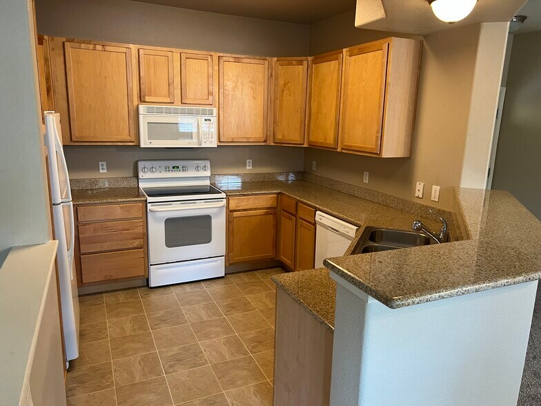 Building Photo - 1900 Danbrook Dr. #823