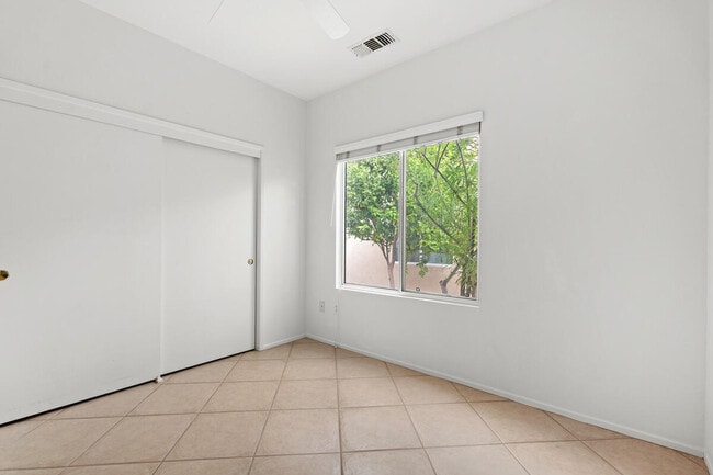 Building Photo - 78472 Glastonbury Way