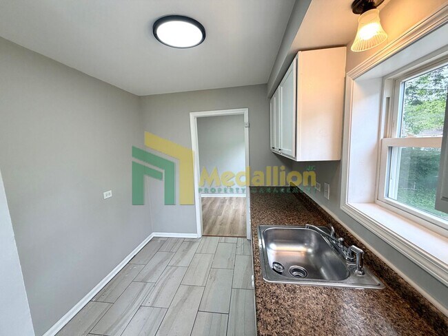 Building Photo - 12917 S Emerald Ave