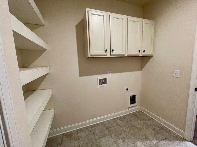 Building Photo - Gorgeous 5 bedroom 3.5 bath home in desira...