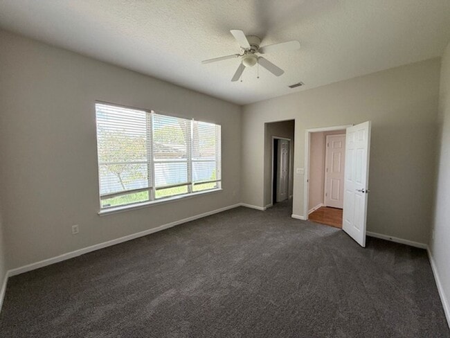 Building Photo - Spacious and well-appointed 4-bedroom, 3.5...