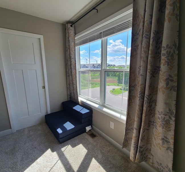 Building Photo - Beautiful 4bed 3.5bath End Unit Townhome With Walk-Out Basement!