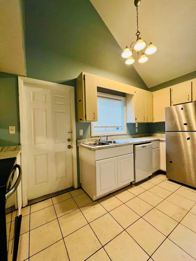 Building Photo - Nice 2bed and 1.5 bath townhouse near USF