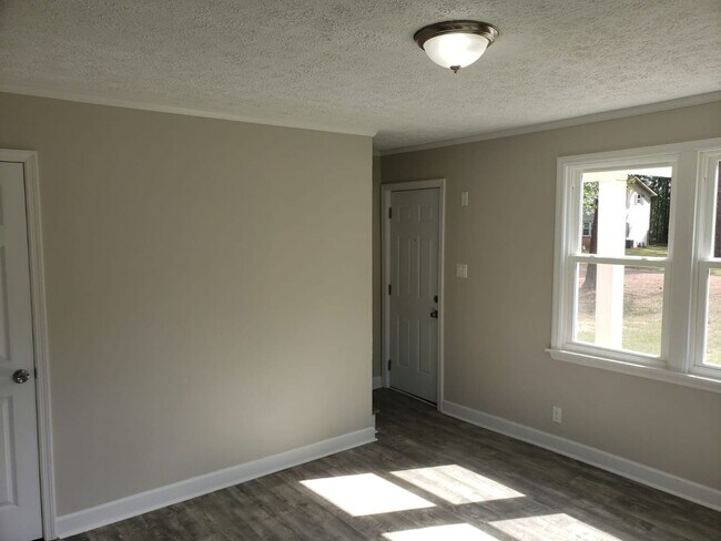 Building Photo - NEWLY RENOVATED DUPLEX UNIT