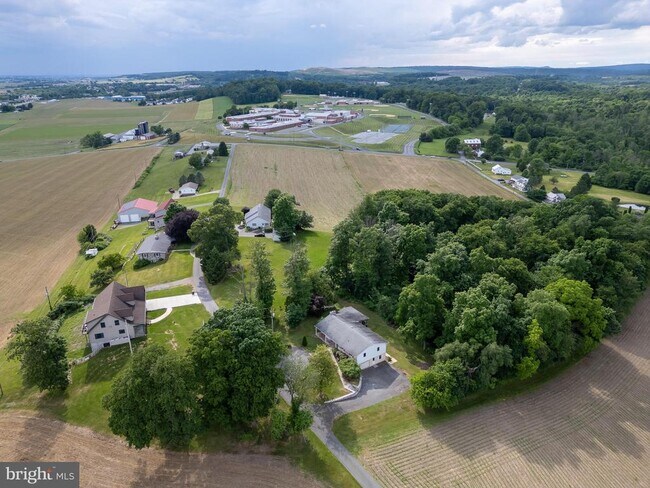 Building Photo - 42 Pine Grove Ln