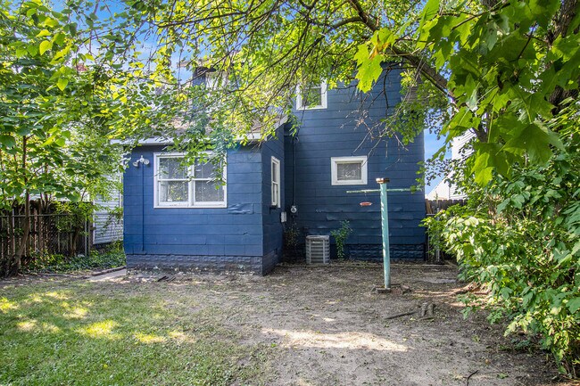 Building Photo - 805 Miner St