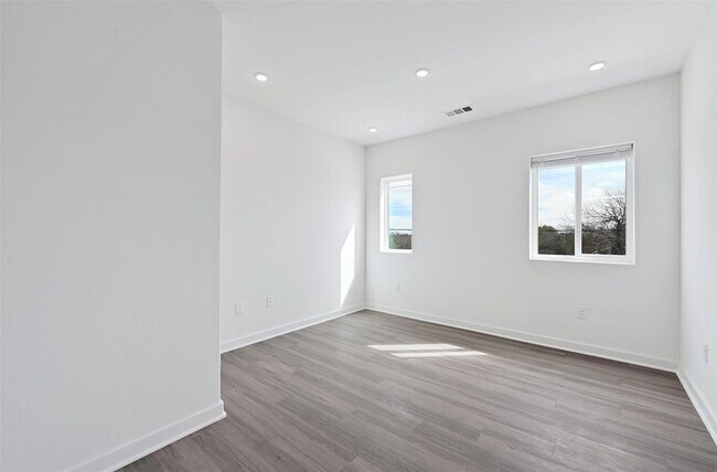 Building Photo - 100 Mockingbird Ln W