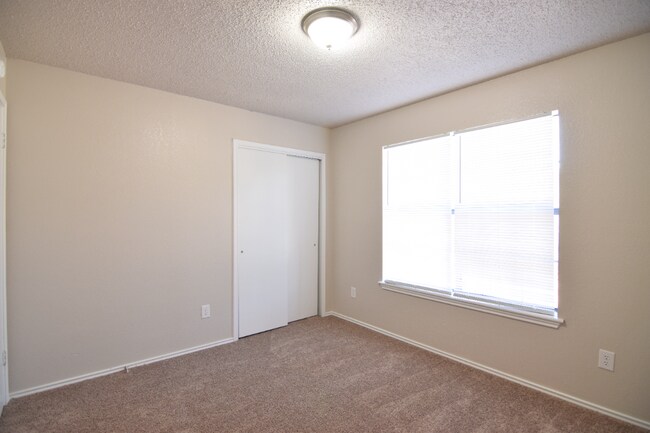 Building Photo - 2212 Jay Dr