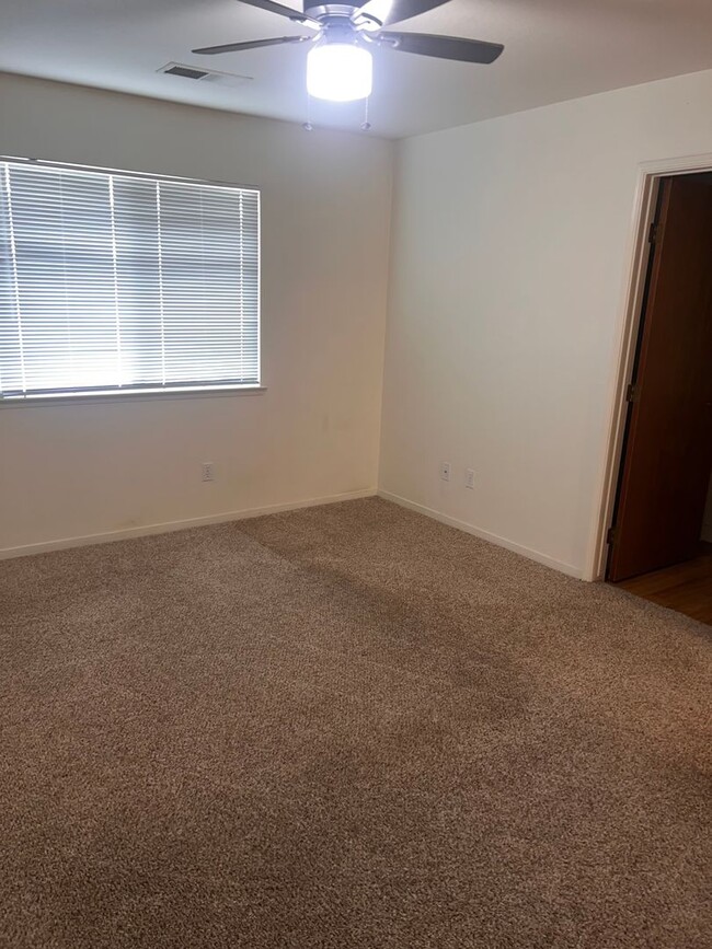 Building Photo - 3829