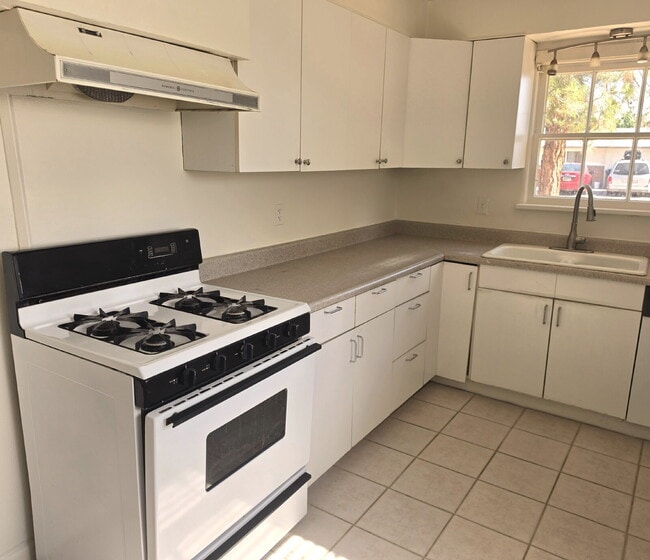 Building Photo - CHARMING NORTH PHOENIX HOME WITH FIREPLACE AND BACKYARD