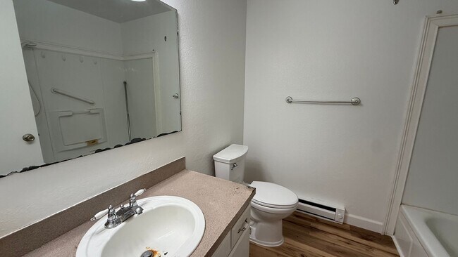 Building Photo - A quaint (2) Bed, (1) Bath unit with mountain views!