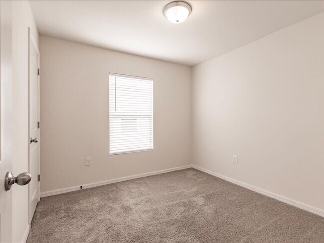 Building Photo - Your Season to Settle In – 3BR/2BA Duplex ...