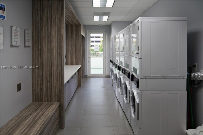 Building Photo - 1200 Brickell Bay Dr