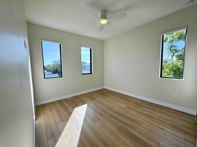 Building Photo - 2402 N Ola Ave