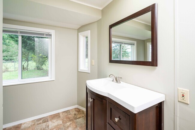 Building Photo - Country Living on a Private Acreage in Camas  - 2 Bedroom 1 Bath Manufactured Home