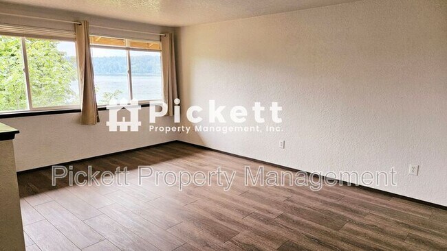 Building Photo - 4629 Beach Dr E