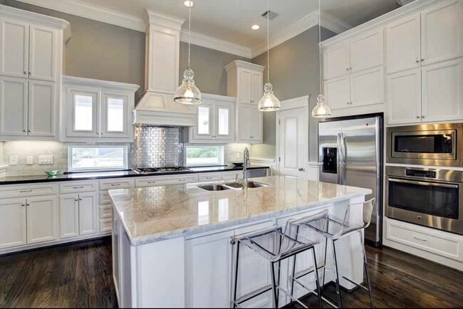 Building Photo - 2115 Bidwell Dr