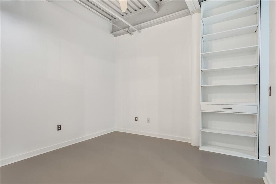 Building Photo - 400 Village Pkwy