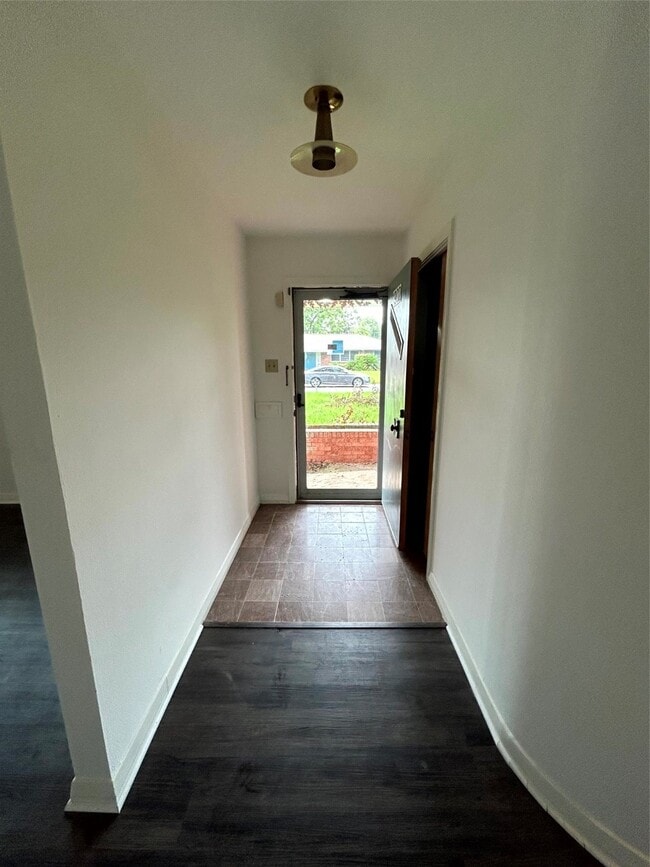 Building Photo - 1902 Gillette St