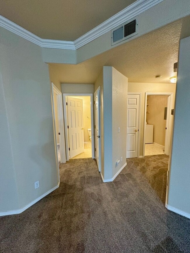Building Photo - Gated West Side 2 bedroom/2 bath condo