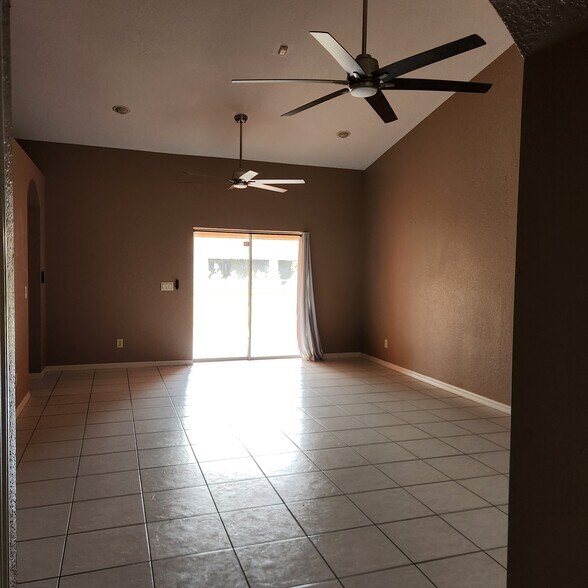 Building Photo - 1037 SE 11th St