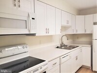 Building Photo - 15100 Interlachen Dr