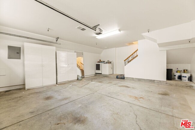 Building Photo - 11738 Valley View Ave