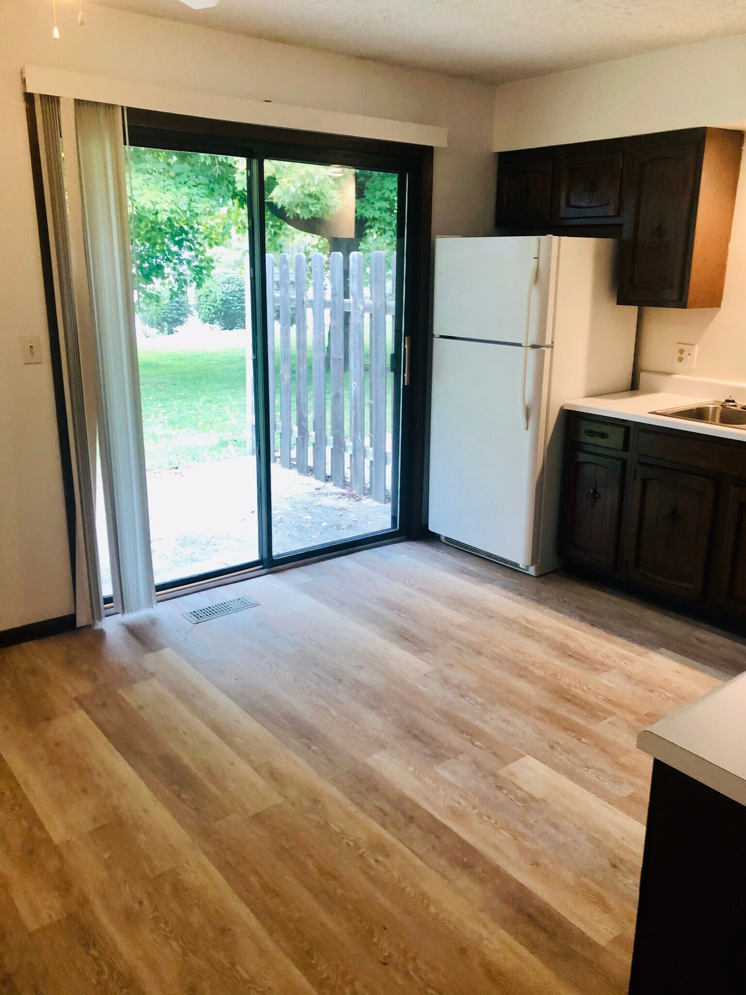 Kitchen with sliding door to patio - 2911 Interlacken Dr