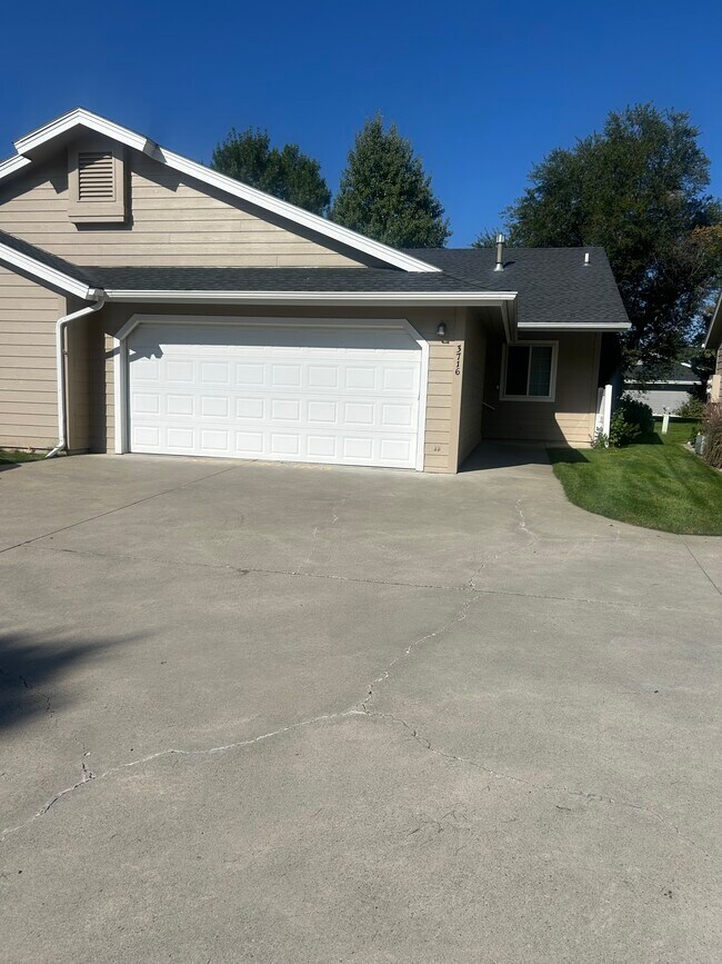 Main entrance/attached garage - 3716 Decathlon Pky