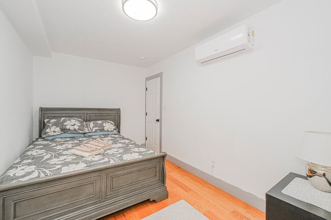 Building Photo - 479 Putnam Ave